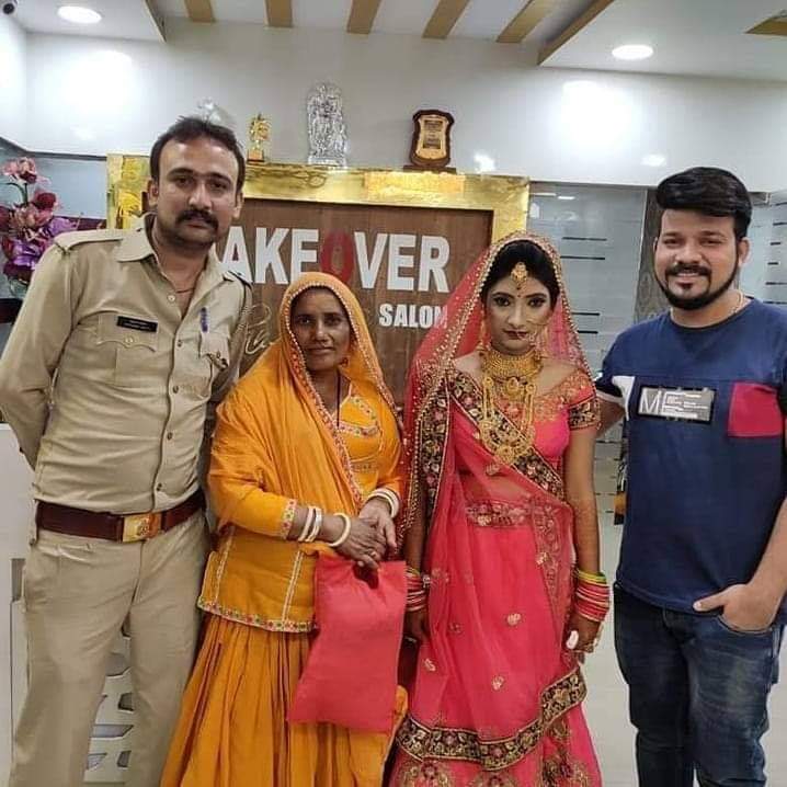 उत्तर प्रदेश पुलिस के सिपाही जितेंद्र यादव ने गरीब आदिवासी परिवार की बेटी की कराई शादी निभाई सारी जिम्मेंदारियाँ
