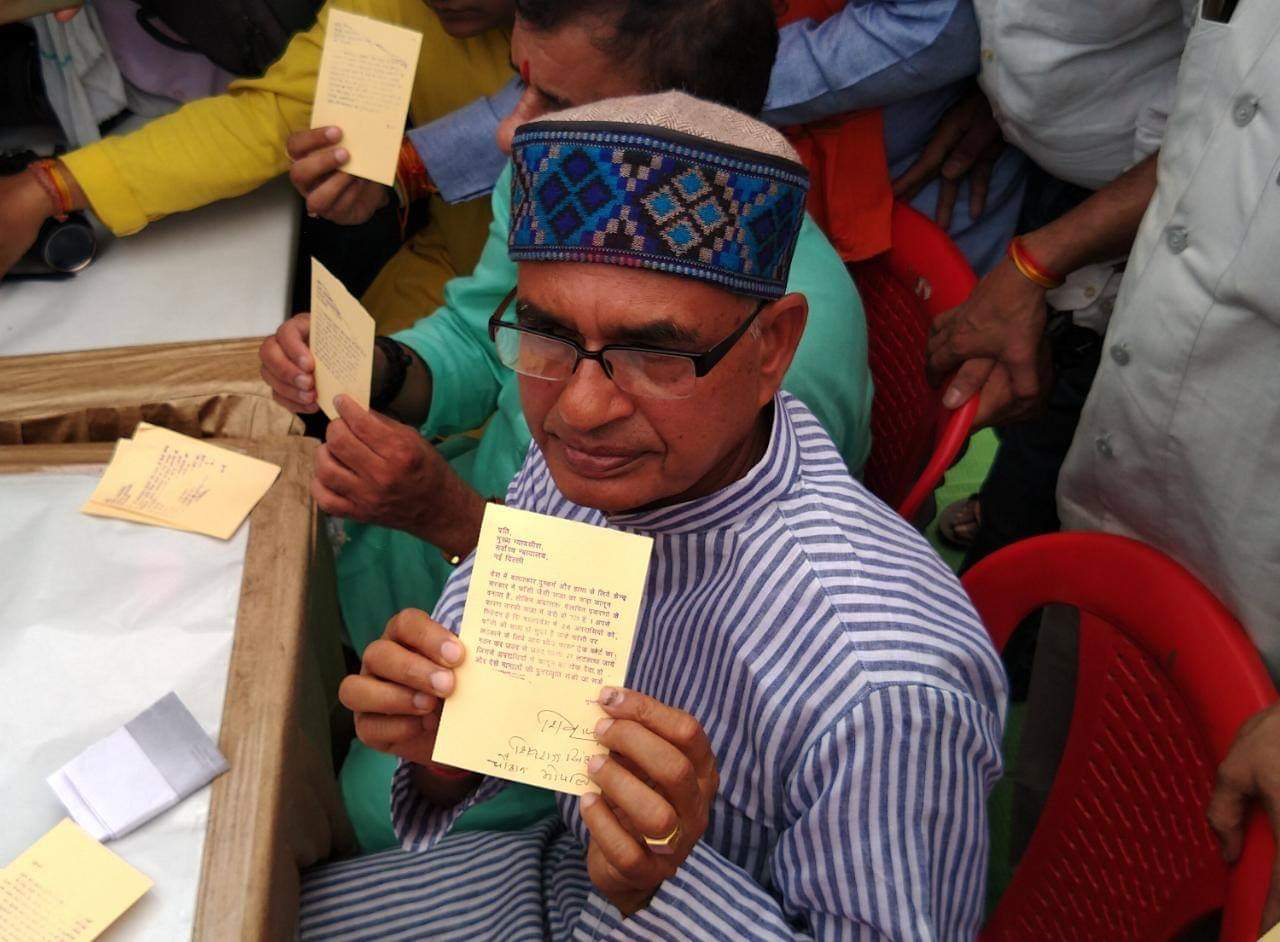 भोपाल में बलात्कारियों को तत्काल फाँसी देने हेतु आयोजित हस्ताक्षर अभियान