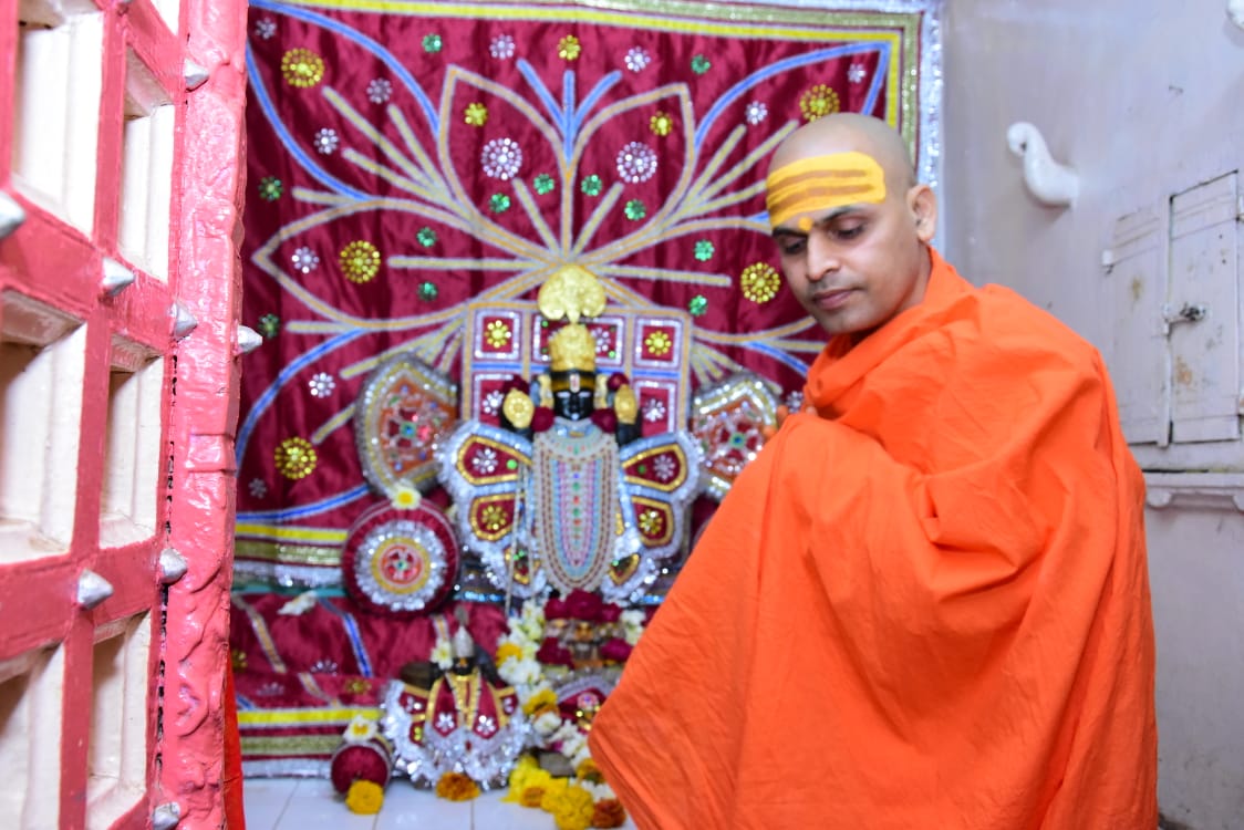 यज्ञ मन्त्रों की मंगल ध्वनि से गूंज उठा जगदीश मन्दिर