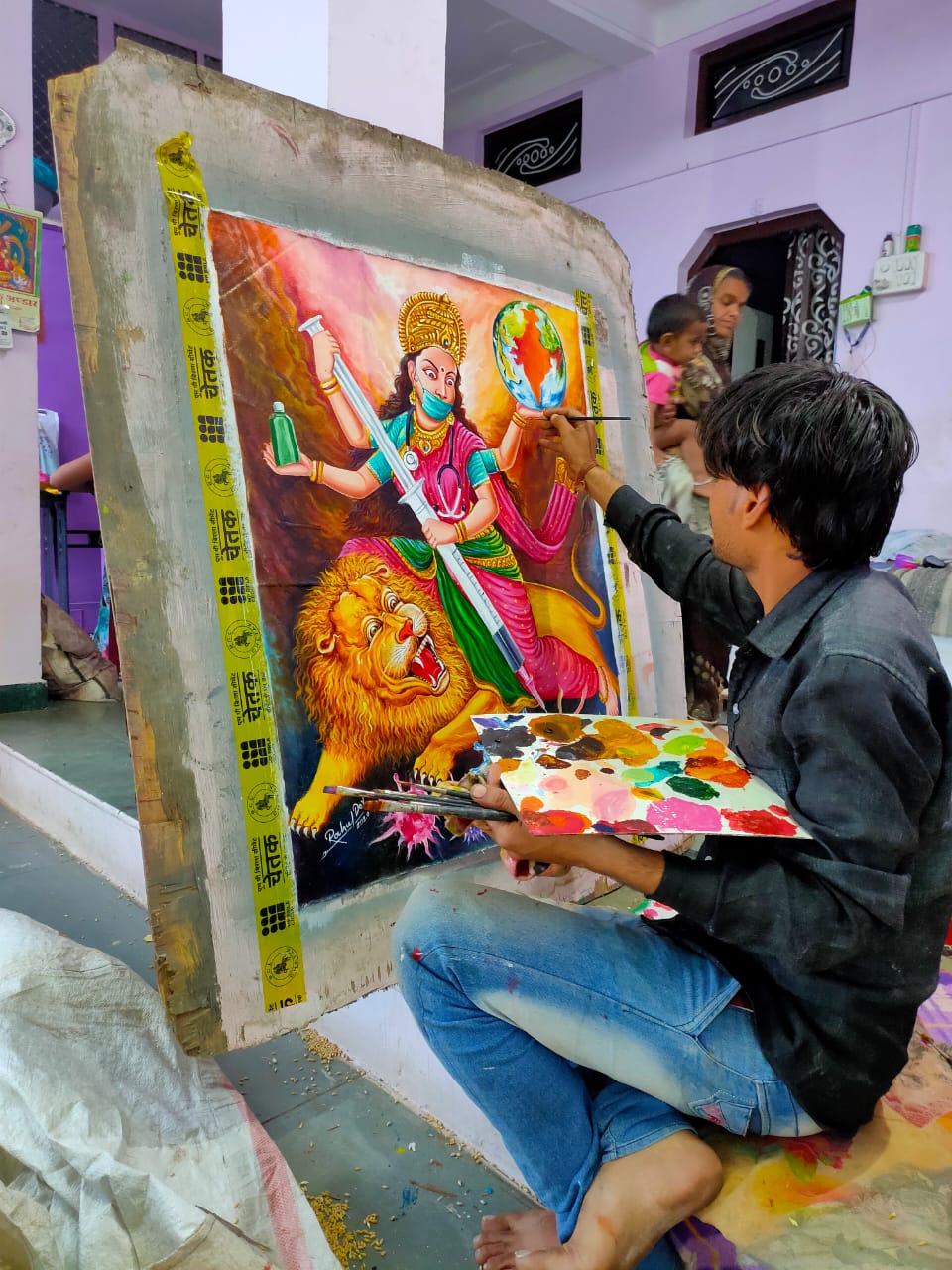 कोरोना के साथ जंग और नवरात्रा  का समय में अपनी भावनाओं को राहुल ने उतारा केनवास पर।