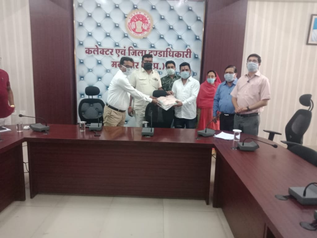 श्री राष्ट्रीय राजपूत करणी सेना मंदसौर द्वारा कोरोना सेप्टी प्रोडक्शन किट डोनेट की गई