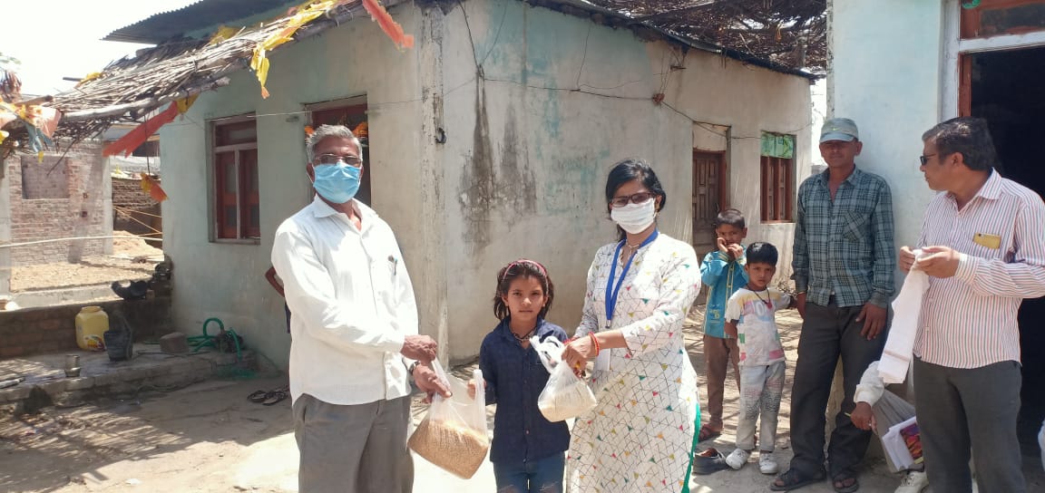 मध्यान भोजन योजना के गेहूं  चावल शिक्षिका द्वारा  बच्चों के घर घर वितरित किए