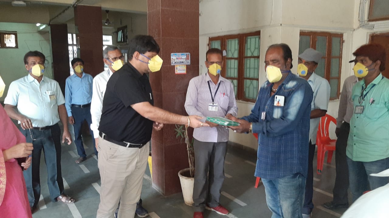 कोरोनावायरस संक्रमण की रोकथाम में लगे सभी कर्मचारियों को आवश्यक वस्तुएं उपलब्ध कराई गई