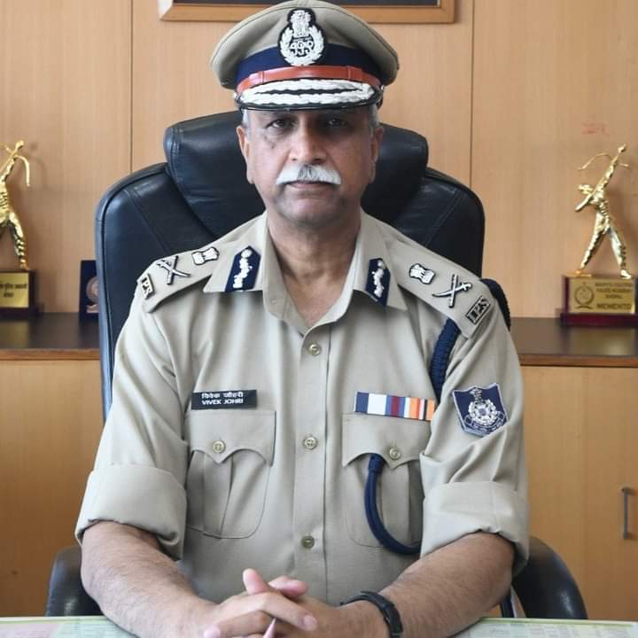कोरोना_कर्फ्यू का संयमित व्यवहार के साथ कड़ाई से पालन कराना सुनिश्चित करें:- डीजीपी जौहरी
