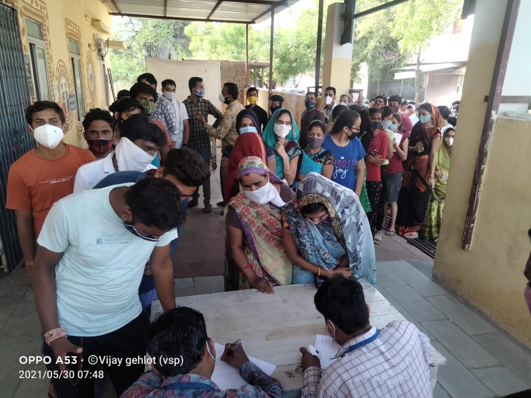 18+ वेक्सीन 100 डोज और पहुचने वाले युवा 200 ऐसे में कोविड नियमों का पालन नहीं हो रहा