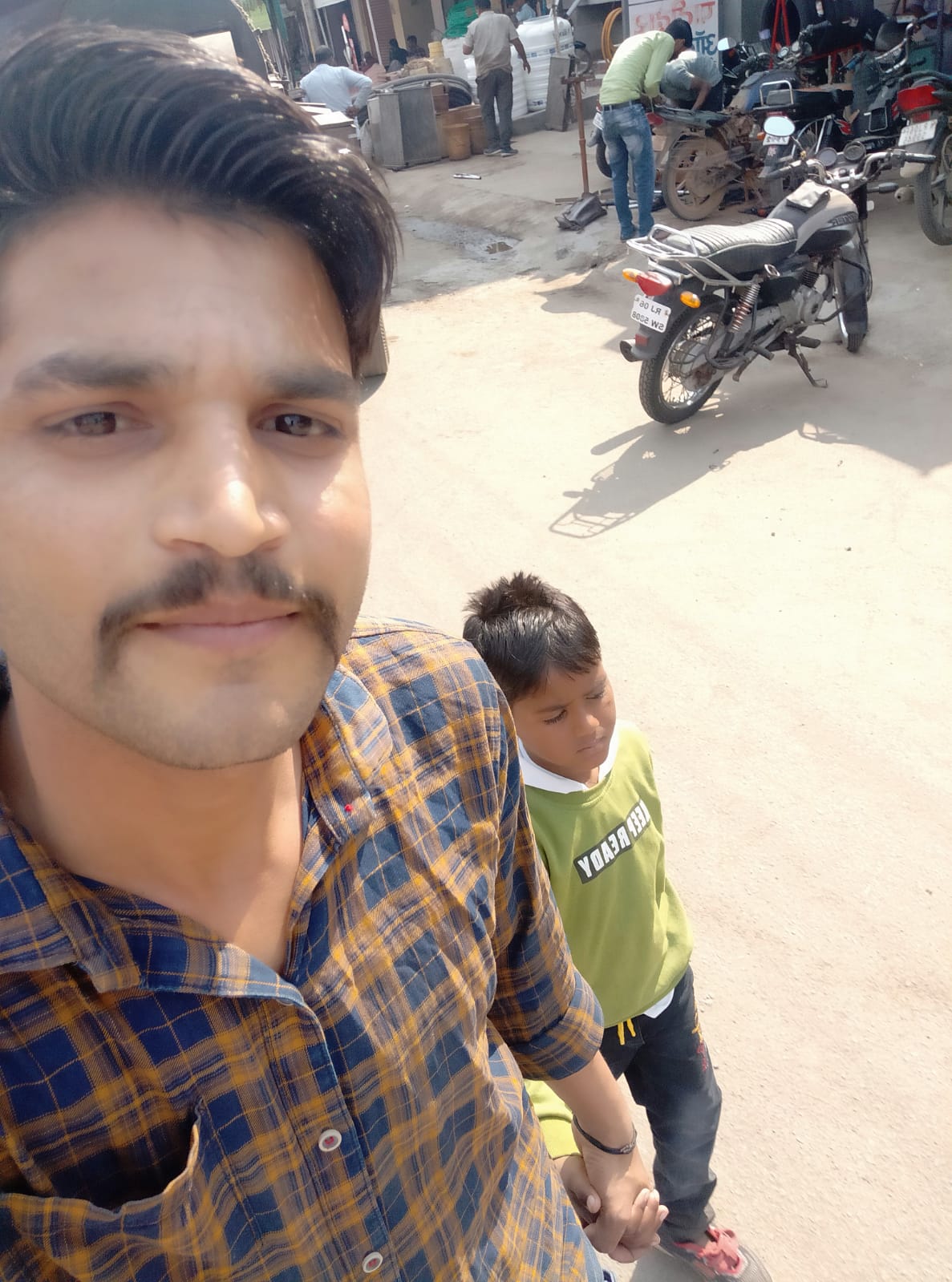 7 साल का बच्चा हुआ था घर से गुम पिपलिया मंडी पुलिस के आरक्षक अनिल शर्मा ने पहुँचाया उसके माता-पिता तक