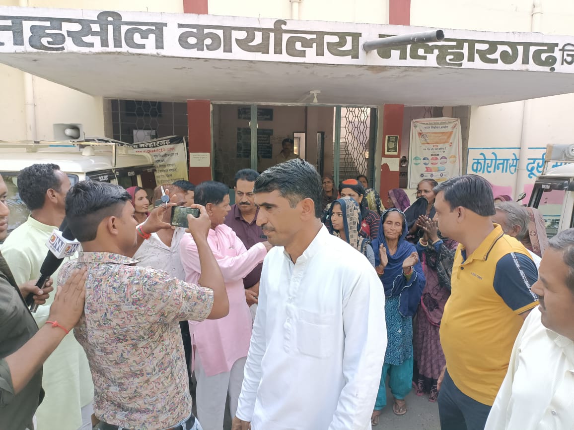 महिला मजदूरों को कृषि मंडी से बाहर निकलाने के विरोध में कांग्रेस जोकचन्द्र मिले एसडीएम से 