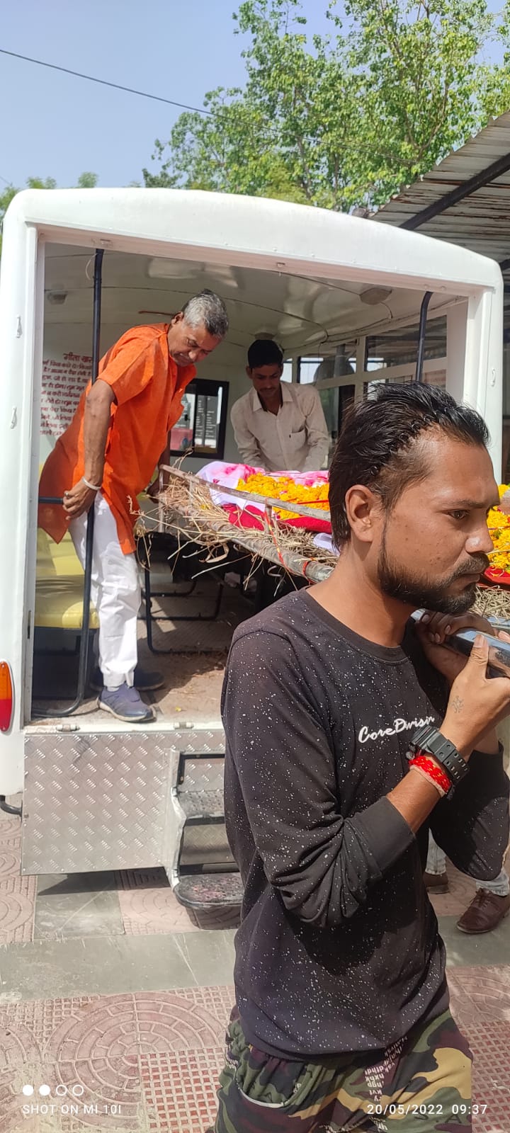बन्सल ने एक और गरीब का अंतिम संस्कार किया