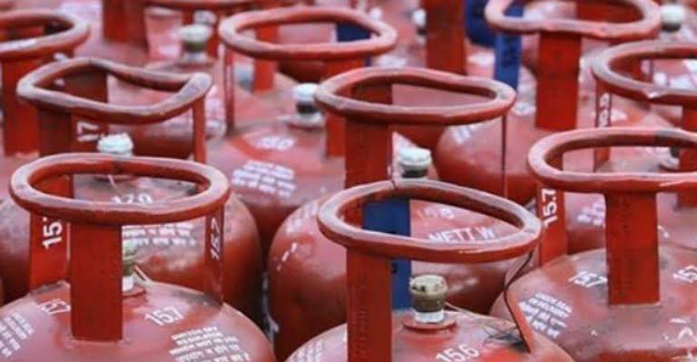 वाहनों में अवैध रूप से गैस रिफलिंग कार्य, अधिकारीयों का औचक निरिक्षण, 17 सिलेंडर और मशीन जप्त, अब आरोपी को 1 वर्ष का सश्रम कारावास, जुर्माने से भी किया दण्डित