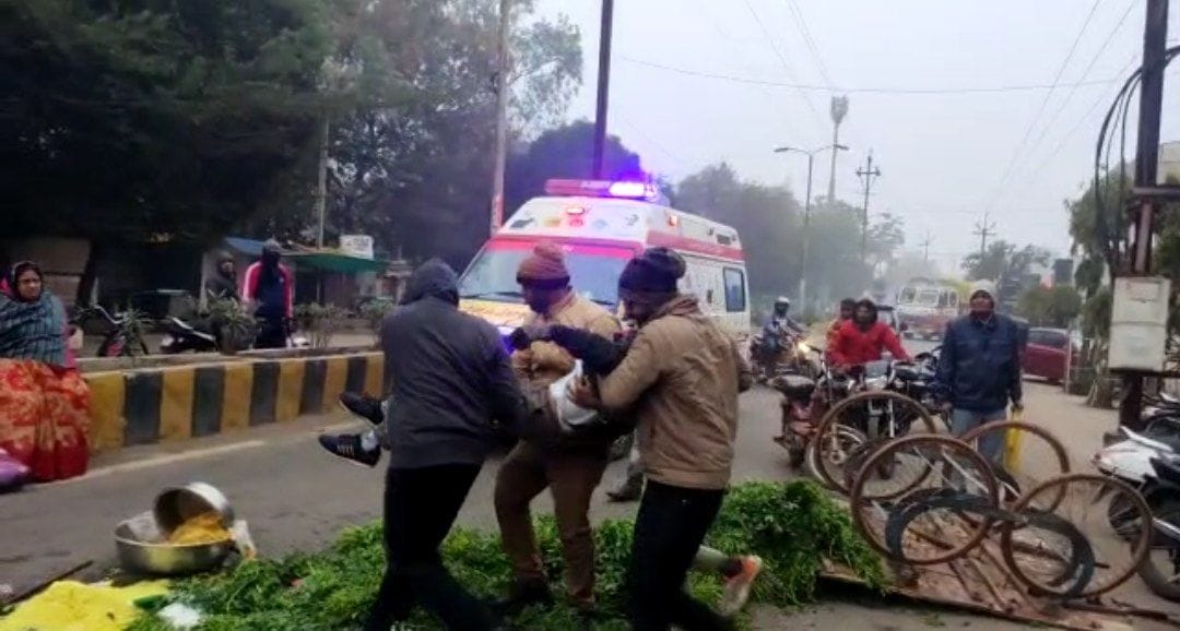 टेम्पो  ठेला में हुई भिड़ंत , ठेला चालक घायल पहुँचाया जिला अस्पताल