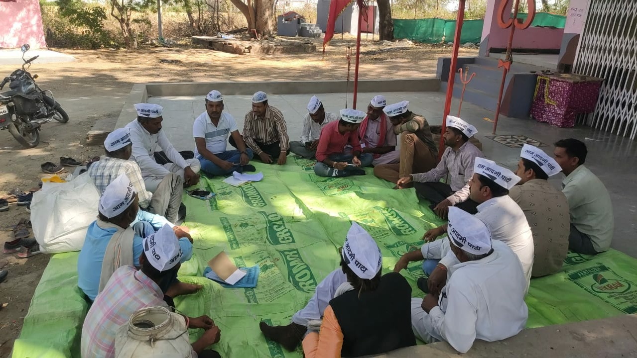 आम आदमी पार्टी की समीक्षा बैठक मनासा में संपन्न  प्रदेश से भ्रष्ट सरकार को उखाड़ फेंकना है चलो भोपाल - नवीन कुमार अग्रवाल