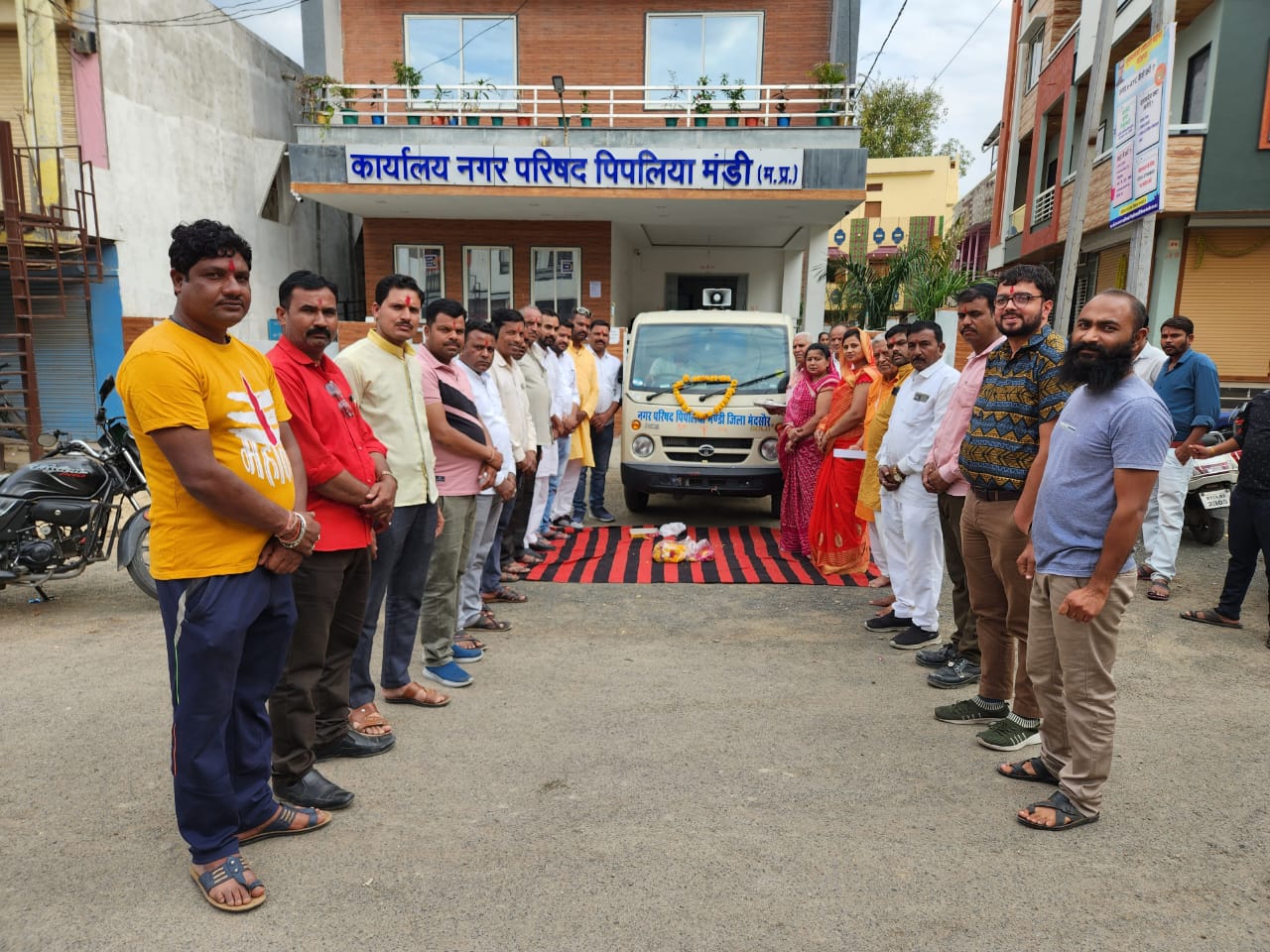 नगरवासियों को मिली एक और सौगात, नप अध्यक्ष सहित जनप्रतिनिधियों ने किया पूजन।