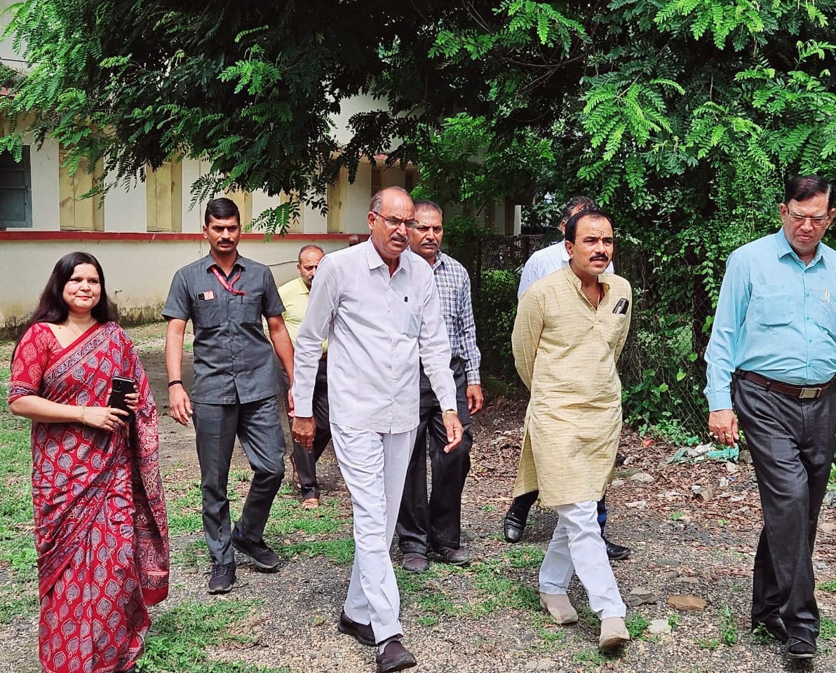 विधायक व जन भागीदारी अध्यक्ष ने कॉलेज में वनस्पति विभाग की नवनिर्मित प्रयोगशाला का अवलोकन किया