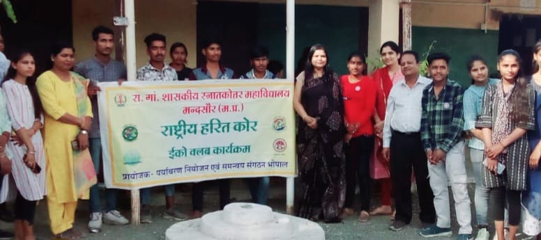 ईको क्लब मंदसौर द्वारा प्राकृतिक रंगों से तैयार किया रंग गुलाल