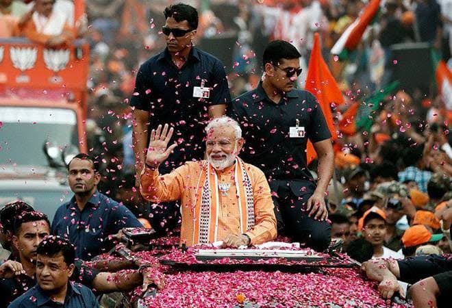 काशी की सड़कों पर उमड़ा जनसैलाब, PM मोदी के रोड शो में कुछ ऐसे उमड़ी भीड़