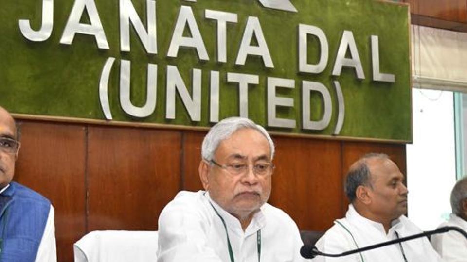 धारा 370 पर बीजेपी-जेडीयू में तनातनी, नीतीश की पार्टी बोली-आज इतिहास का काला दिन